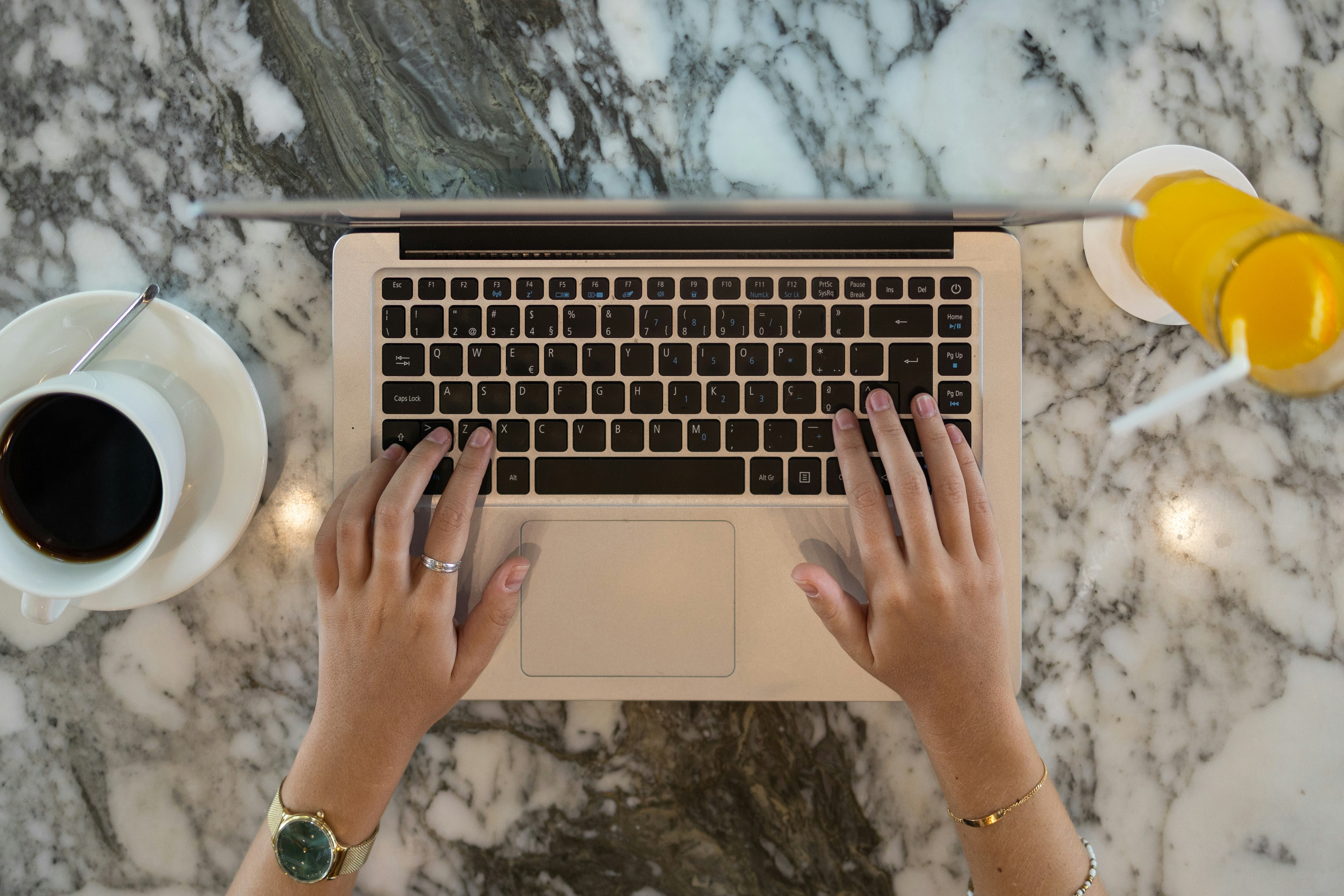 Studente che impara inglese online